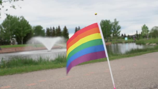 Airdrie Alberta Kanada Czerwca 2022 Flaga Mini Rainbow Ścieżce Publicznej — Wideo stockowe