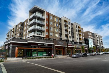 Calgary Alberta Kanada, 10 Ekim 2021: Üniversite Bölgesi Apartmanı ve küçük işletmeleri olan kampüs yakınında yaşayan öğrenciler için daireler.