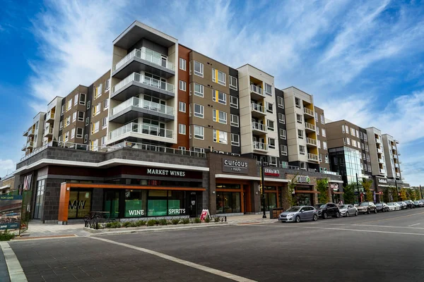 Calgary Alberta Kanada, 10 Ekim 2021: Üniversite Bölgesi Apartmanı ve küçük işletmeleri olan kampüs yakınında yaşayan öğrenciler için daireler.