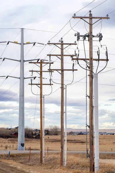 Eine Gruppe Von Strommasten Mit Hochspannungsleitungen Die Hoch Auf Einer — Stockfoto