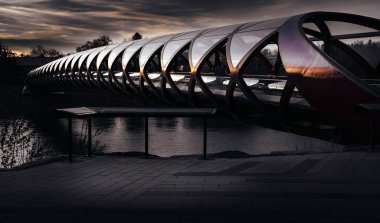 Barış Köprüsü 'nün karanlık karamsar fotoğrafı, Calgary Alberta Kanada' daki su yansımalarıyla birlikte..