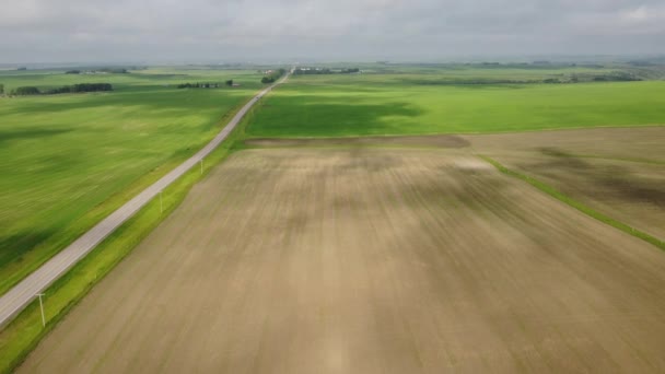 Luchtvlucht Prairie Akkers Een Landelijke Snelweg Als Bewegende Wolkenschaduwen Reizen — Stockvideo