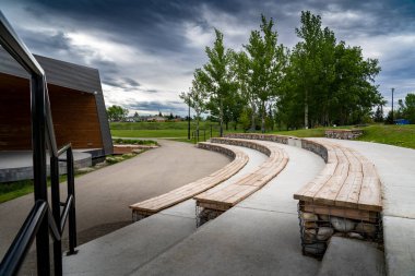 Airdrie Alberta Canada, 12 Haziran 2022: Nose Creek Pond açık hava amfi tiyatrosu ve belediye parkındaki kamusal alan.