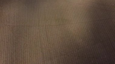 Kanada bozkırlarında büyüyen ekin sıralarının üzerinde yüksek eğimli çekim alanı boyunca hareket eden bulut gölgeleri.