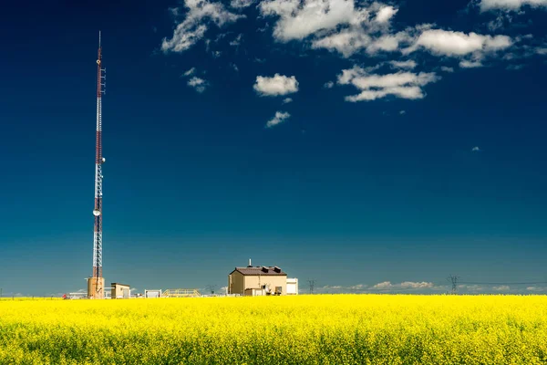 Tall Communications Antenna Providing Rural Internet Gas Turbine Pump Station — Stockfoto