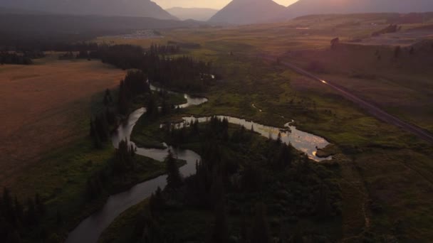 High Aerial Shot Winding Crowsnest River Distant Canadian Rocky Mountains — Stok Video