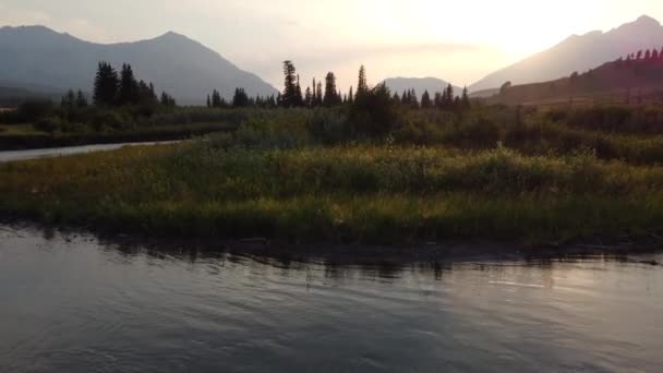 Pôr Sol Aéreo Baixo Atirado Com Distantes Montanhas Rochosas Canadenses — Vídeo de Stock
