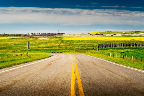 Rocky View County Alberta Canada, Eylül 05, 2022: Calgary 'de ağır makineli Canola Fields ve tarım arazilerinde gelişmeler devam ederken kentsel yayılma.