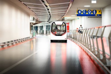 Calgary Alberta Canada, Eylül 08 2022: Bir YYC Link otobüsü kapalı bir pistte yolcuları Calgary Uluslararası Havalimanı 'ndaki farklı terminallere naklediyor..