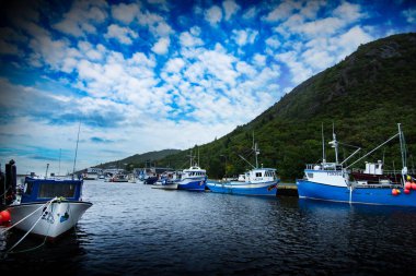Petty Harbour Newfoundland Kanada, 10 Eylül 2022: Rıhtımda küçük bir balıkçı köyündeki yağmur fırtınası sırasında balıkçı tekneleri bağlandı.