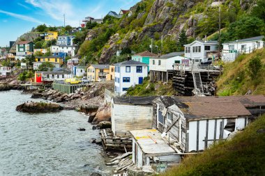 St. John 's Newfoundland Kanada, 13 Eylül 2022: Battery Road yürüyüş yolu St. John' s Harbour kıyısındaki jöleli fasulye evleri boyunca.