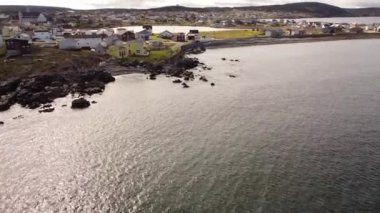 Bonavista Newfoundland Kanada, 12 Eylül 2022: Denizcilikte renkli evleri olan küçük bir doğu kıyısı kasabasının havadan yükselen çekimi.