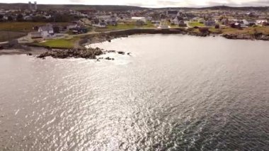 Newfoundland Kanada 'da deniz kıyısında renkli boyalı evleri olan küçük bir balıkçı köyü..