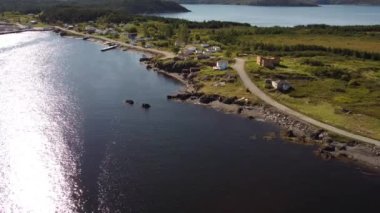 Newfoundland Kanada 'daki Bonavista Yarımadası' ndaki küçük deniz kenti kabinleri ve rıhtımı olan evler..