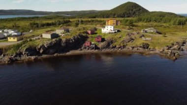 Newfoundland Kanada 'nın doğu kıyısındaki bir yarımadada havadan kumsal evleri.