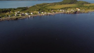 Newfoundland Kanada 'nın doğu kıyısındaki bir yarımadada havadan kumsal evleri.
