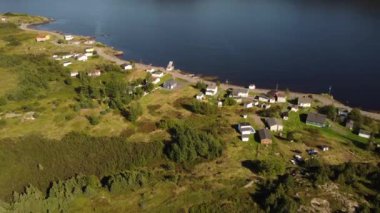 Newfoundland Kanada 'nın doğu kıyısındaki bir yarımadada havadan kumsal evleri.