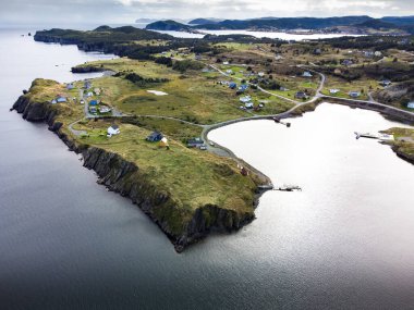 Port Rexton Newfoundland Kanada yakınlarında küçük sahil evleri olan Aerial East Coast ve Skerwink patikaları