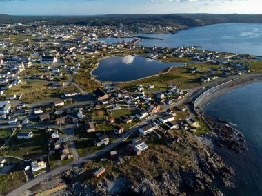Bonavista Newfoundland Kanada, 19 Eylül 2022: Kayalık kıyılarda renkli sahil evleri ve tarihi Old Bay Pond.