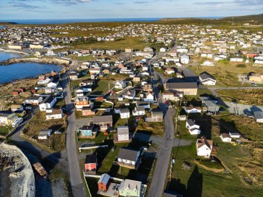 Bonavista Newfoundland Kanada, 19 Eylül 2022: Kayalık kıyılarda renkli sahil evleri ve Kanada Tundra