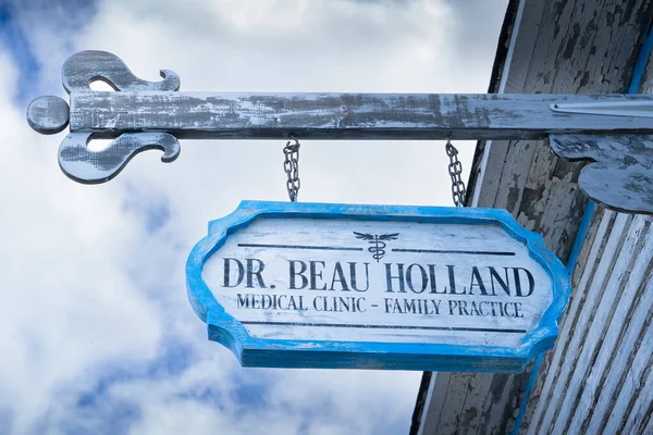 Keels Newfoundland Kanada, 19 Eylül 2022: Doğu kıyısındaki küçük bir balıkçı köyünde Rustik tabela ve Atlantik Kanada 'daki Maudie için film seti.