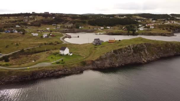 Εναέρια Atlantic Canada Παράκτια Σπίτια Ψηλά Βραχώδη Βράχια Κοντά Στο — Αρχείο Βίντεο