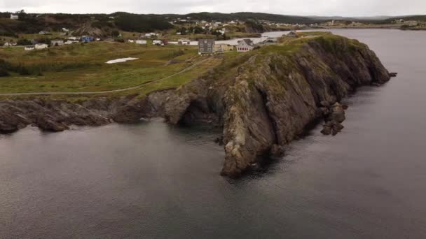 Aerial Small Newfoundland Community Colourful Homes Overlooking High Cliffs Ocean — Stock Video