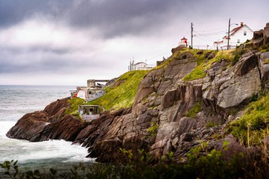 Fort Amherst Newfoundland Kanada, 17 Eylül 2022: St. John Limanı ağzındaki batarya boyunca kayalara inşa edilmiş tarihi deniz feneri.
