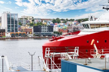 St. John 's Newfoundland Kanada, 17 Eylül 2022: Kıyıdaki petrol platformlarının taşınması ve alımında kullanılan büyük bir ikmal gemisi şehir merkezindeki limana yanaştı..