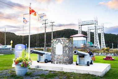 Placentia Newfoundland Canada, 21 Eylül 2022: Castle Hill yakınlarında tarihi toplar sergilenmekte ve arka planda tarihi bir köprü bulunmaktadır..
