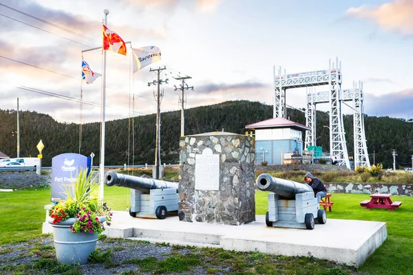 プレイスティア ニューファンドランド カナダ 2022年9月21日 大西洋カナダの東海岸の町の入り口を背景にしたランドマークのドローブリッジを持つキャッスル ヒル近くに歴史的な大砲 — ストック写真