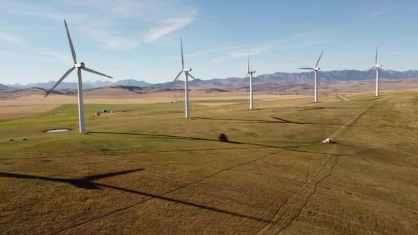 Moinhos Aéreos Girando Uma Colina Com Vista Para Distantes Montanhas — Vídeo de Stock