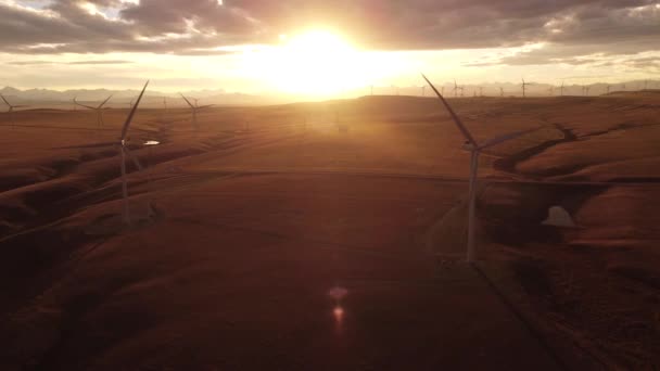 Aerial Windmills Volo Cinematografico Tramonto Con Lontane Montagne Rocciose Vicino — Video Stock