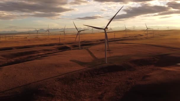 Molinos Viento Aéreos Atardecer Rastreando Disparos Sobre Praderas Canadienses Con — Vídeos de Stock