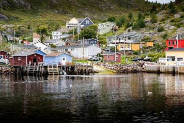 Petty Harbour Newfoundland 'daki küçük bir Atlantik Kanada balıkçı köyünde tekne iskelesi..