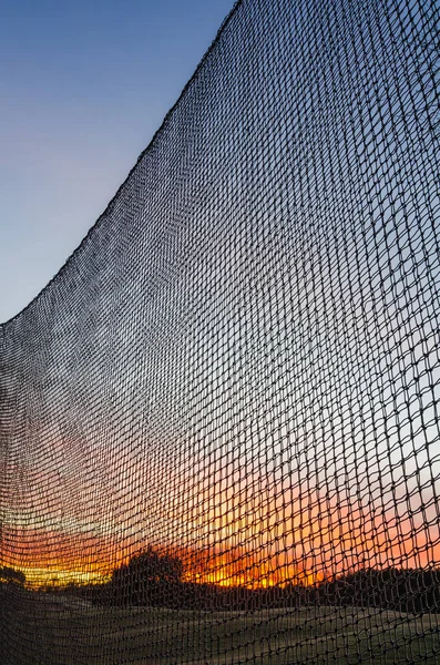 Güneş doğarken golf antrenmanı ağı