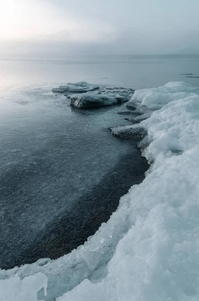 얼어붙은 호수의 얼음해 — 스톡 사진