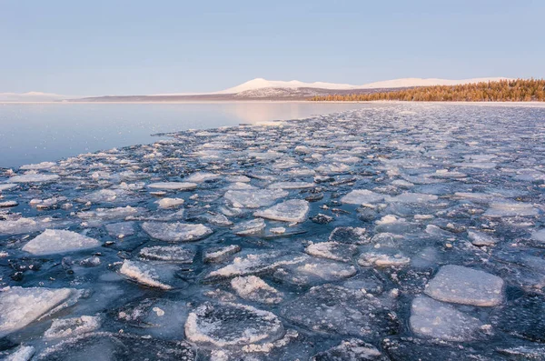 얼어붙은 호수의 얼음덩어리들 — 스톡 사진