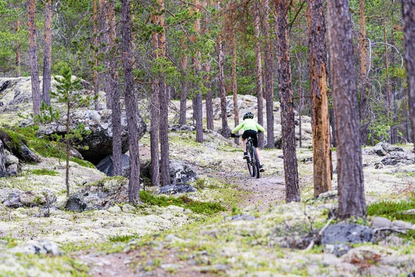 Menino Pedalando Com Sua Mountain Bike Trilha Floresta — Fotografia de Stock