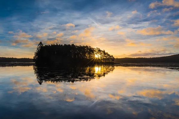 Spiegelung Auf Dem Vereisten See Bei Sonnenaufgang — Stockfoto