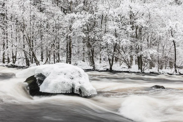 Πάγος Πέτρα Στο Χειμερινό Ποτάμι — Φωτογραφία Αρχείου
