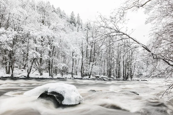 Acqua Che Scorre Nel Fiume Invernale Svezia — Foto Stock