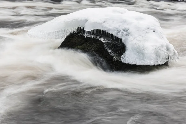 Ghiaccio Sulla Pietra Nel Fiume Invernale — Foto Stock