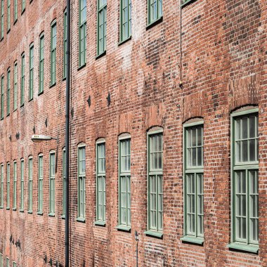 Tuğla duvar önü binası, İsveç