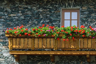 Tipik ahşap balkon in Tirol, Avusturya
