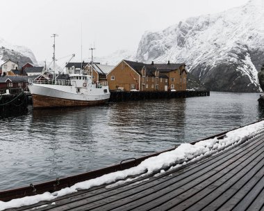 Kar yağarken limanda balıkçı teknesi, Norveç