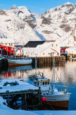 Kış boyunca küçük balıkçı limanında balıkçı tekneleri, Lofoten Adaları, Norveç.