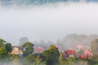 Sisli bir kırsalda binalar