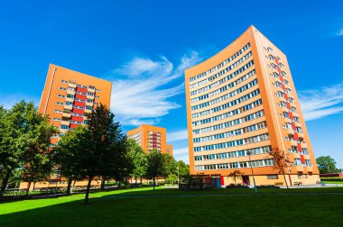 Turuncu bloklu evler ve apartmanlar