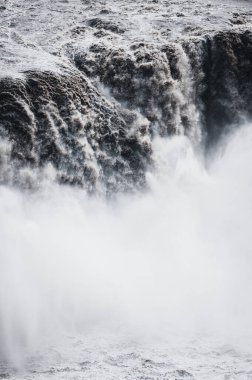 İzlanda 'daki güçlü şelalenin yakınında.